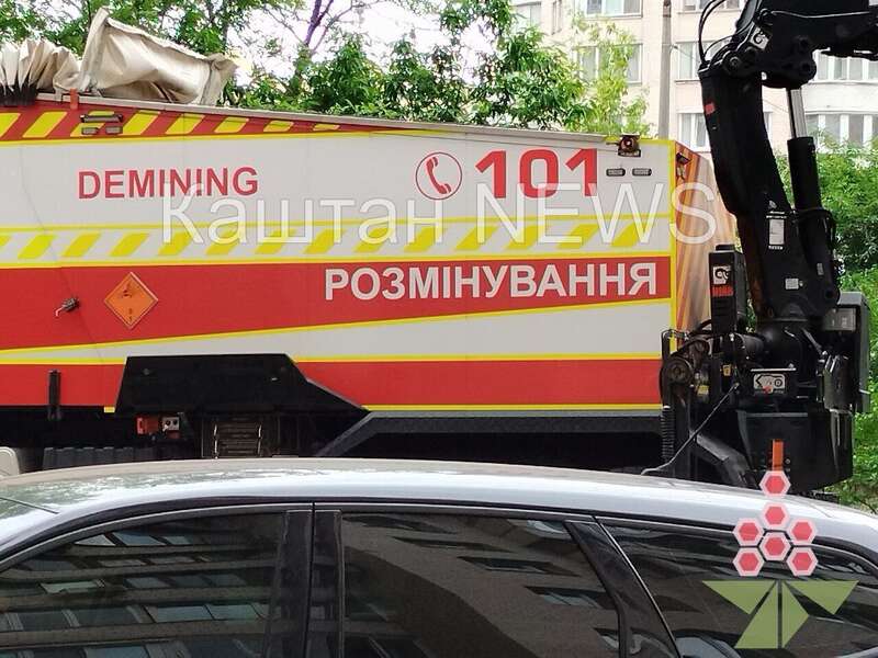 В Киеве на Оболони во двор многоэтажки упал обломок российской ракеты. Фото