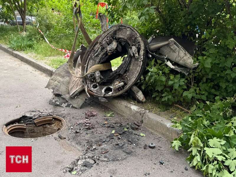 В Киеве на Оболони во двор многоэтажки упал обломок российской ракеты. Фото