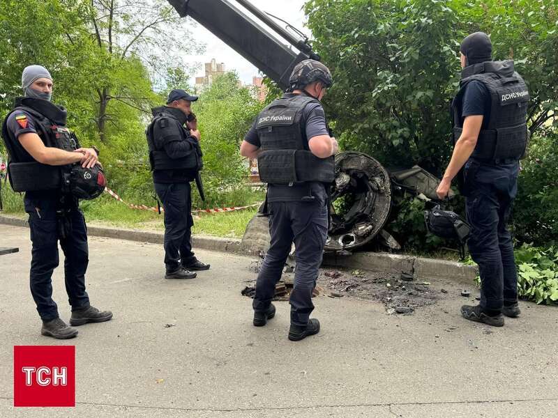 В Киеве на Оболони во двор многоэтажки упал обломок российской ракеты. Фото
