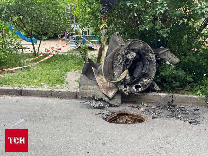 В Киеве на Оболони во двор многоэтажки упал обломок российской ракеты. Фото