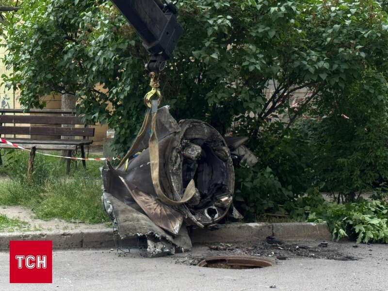 В Киеве на Оболони во двор многоэтажки упал обломок российской ракеты. Фото