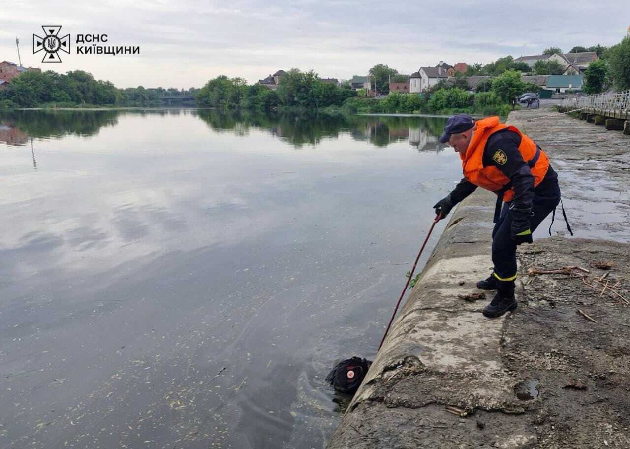 На Київщині у водоймі знайшли тіло чоловіка. Подробиці трагедії та фото dqxikeidqxidqrant
