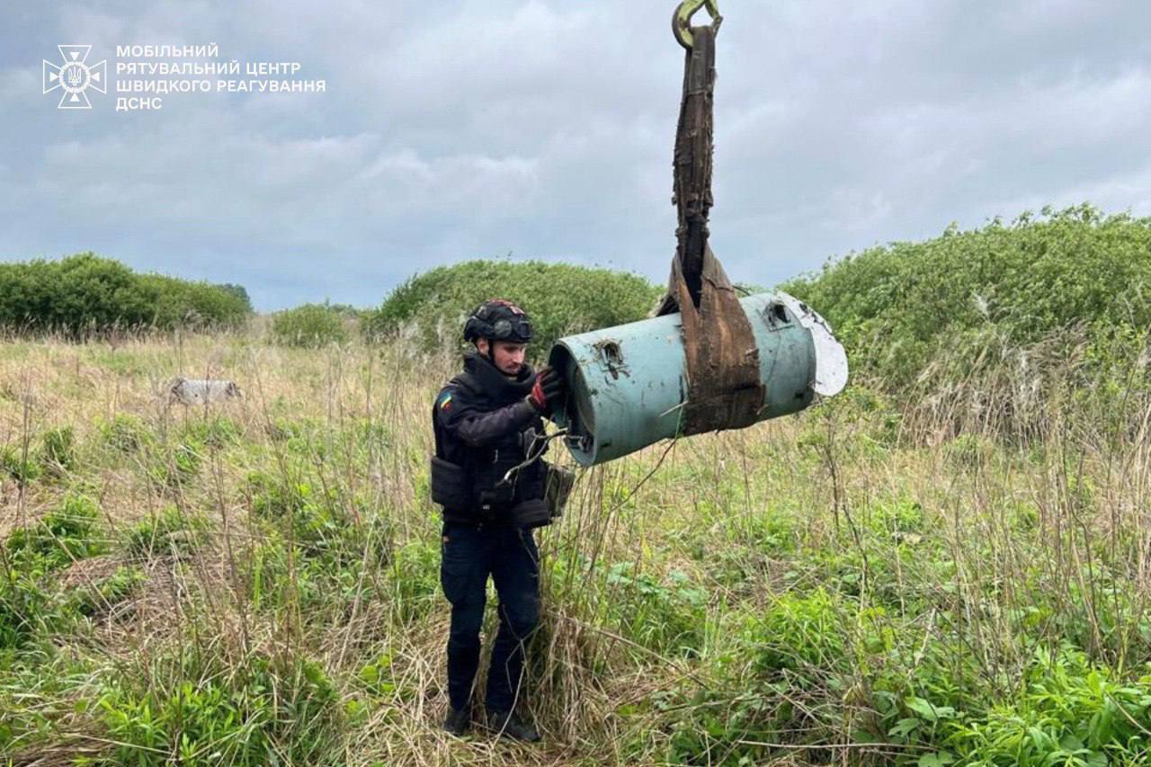На Київщині у полі знайдено бойову частину крилатої російської ракети Х-101. Фото