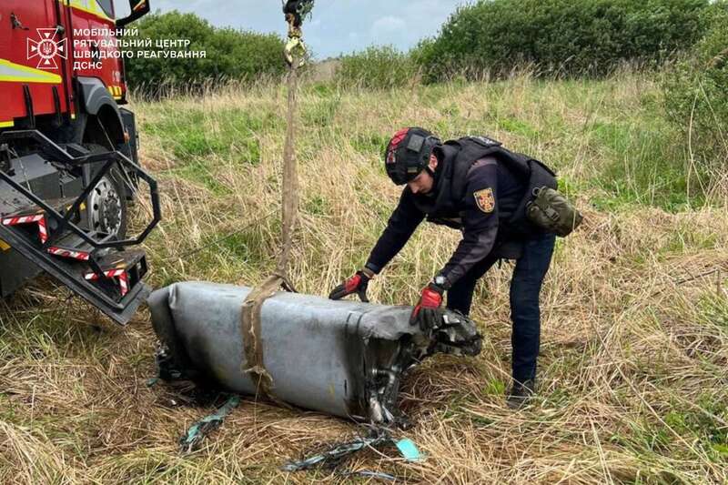 A warhead of a Russian cruise missile Kh-101 was found in a field in Kyiv region. Photo dqxikeidqxidqeant