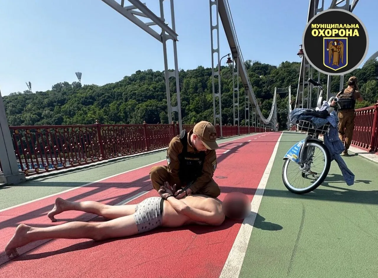 У Києві чоловік намагався скоїти самогубство, стрибнувши із пішохідного моста. Подробиці, фото та відео