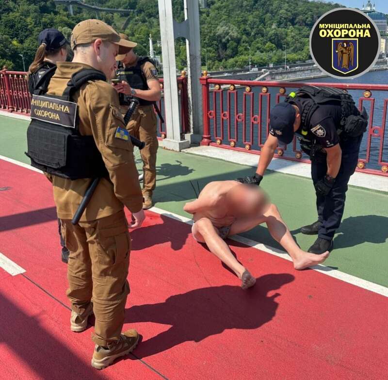 У Києві чоловік намагався скоїти самогубство, стрибнувши із пішохідного моста. Подробиці, фото та відео