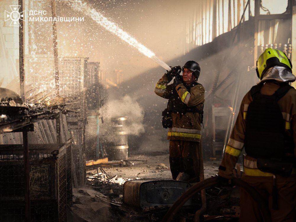 Армія Росії атакувала Миколаївщину двома ракетами: виникла масштабна пожежа. Фото
