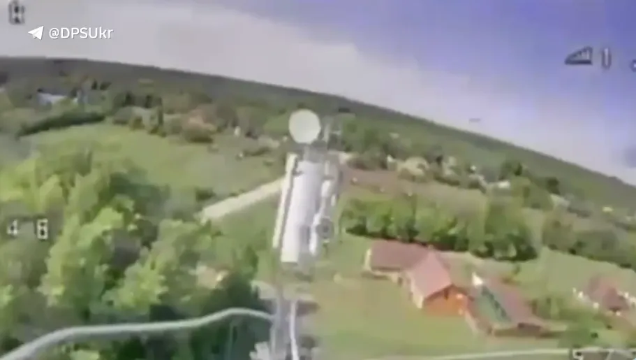 На Курщине украинские операторы дронов нанесли сокрушительные удары по врагу. Видео