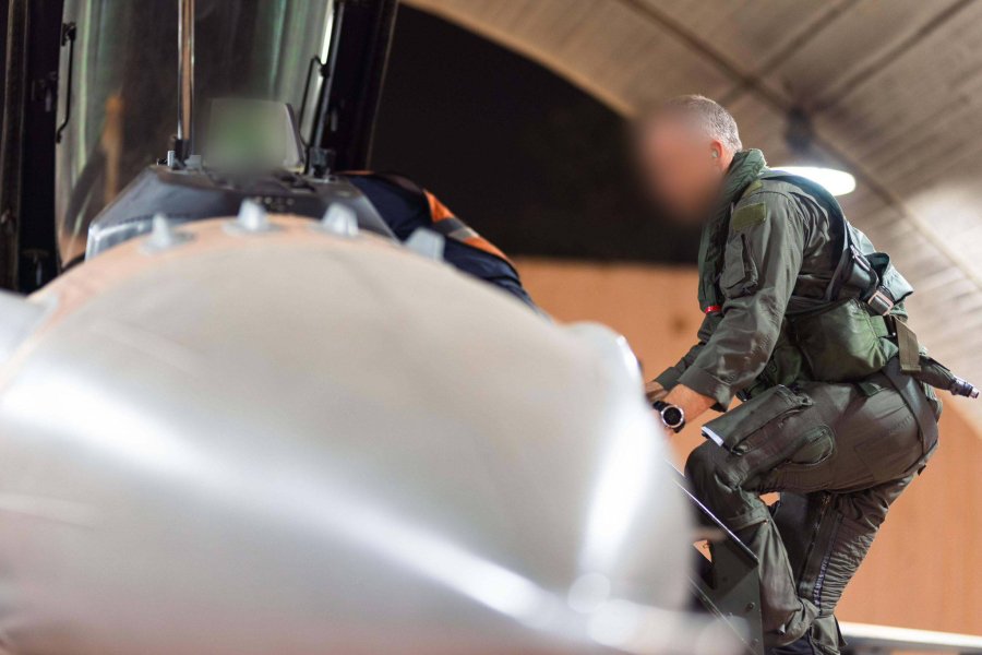 Лётчик ЦАХАЛ готовится к боевому вылету