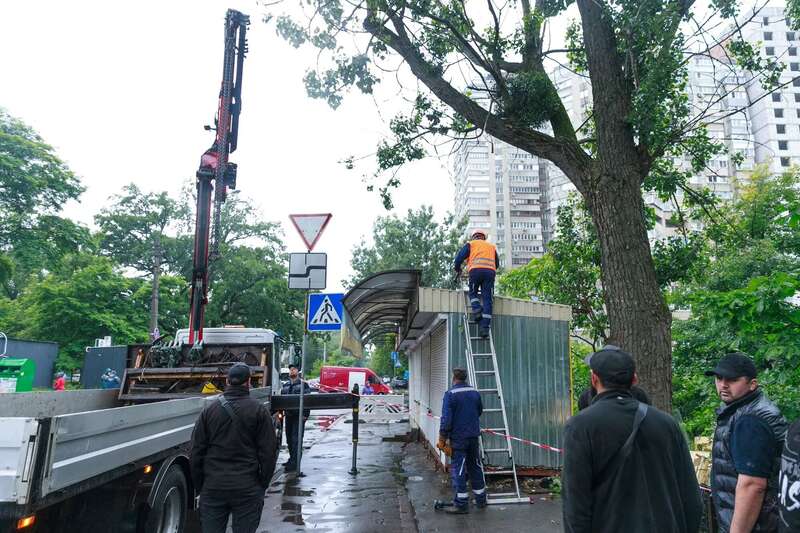 Стояли близько 20-30 років: у Києві біля станції метро