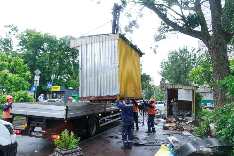 Стояли близько 20-30 років: у Києві біля станції метро