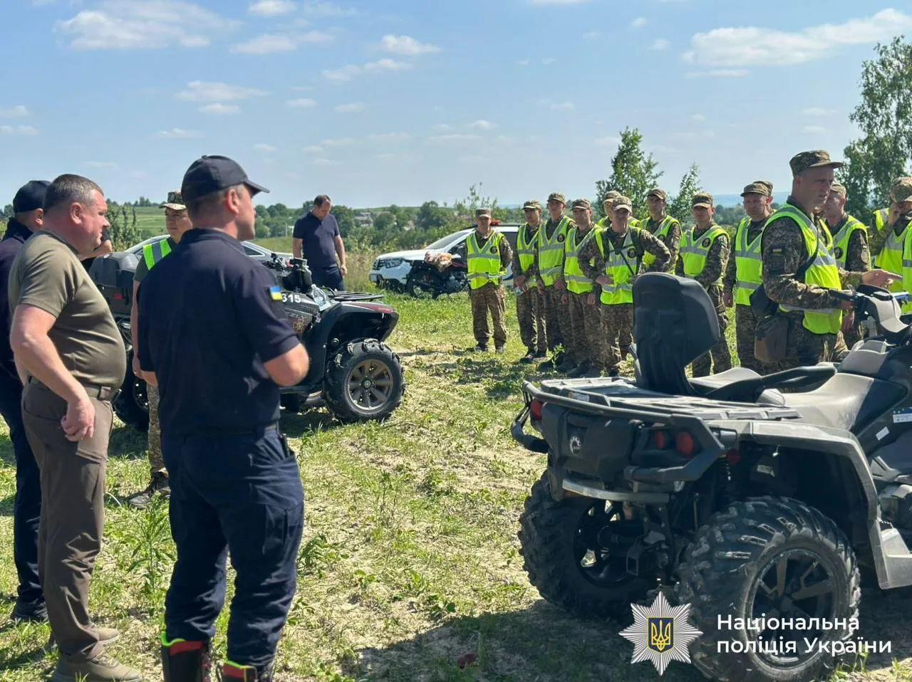 На Івано-Франківщині тривають масштабні пошуки зниклого 5-річного хлопчика: залучено понад 300 осіб. Фото