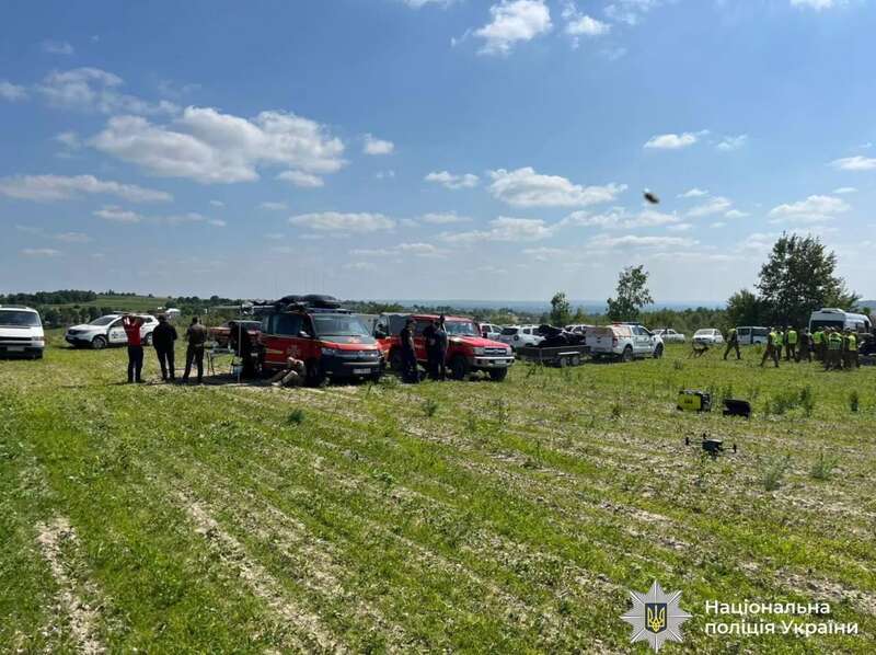 На Івано-Франківщині тривають масштабні пошуки зниклого 5-річного хлопчика: залучено понад 300 осіб. Фото