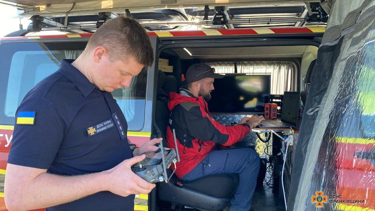 На Івано-Франківщині тривають масштабні пошуки зниклого 5-річного хлопчика: залучено понад 300 осіб. Фото