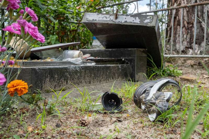 Потрёпанные надгробия на кладбище в Буче