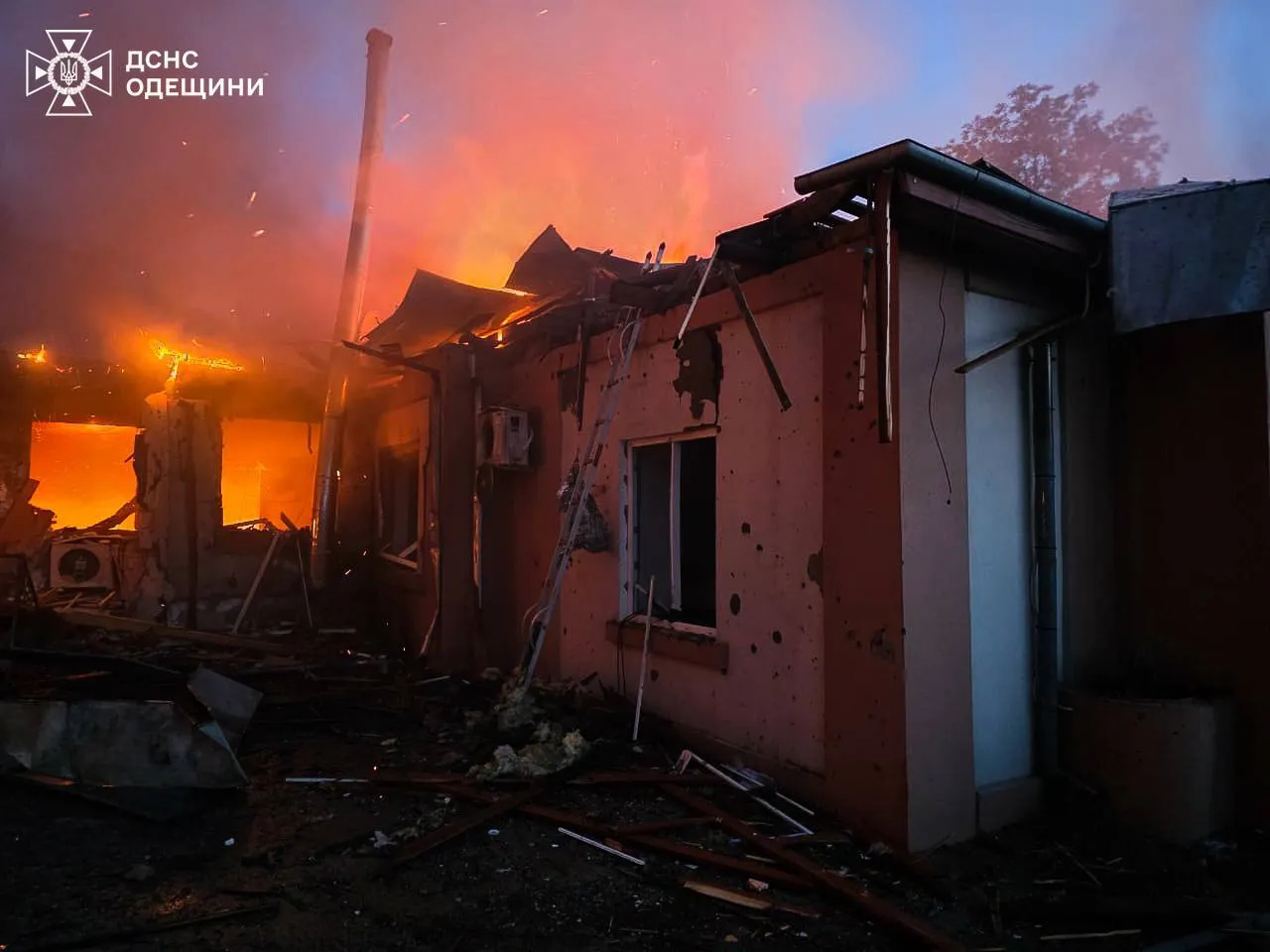 На Одещині окупанти знищили станцію екстреної меддопомоги: авто потрощені. Фото