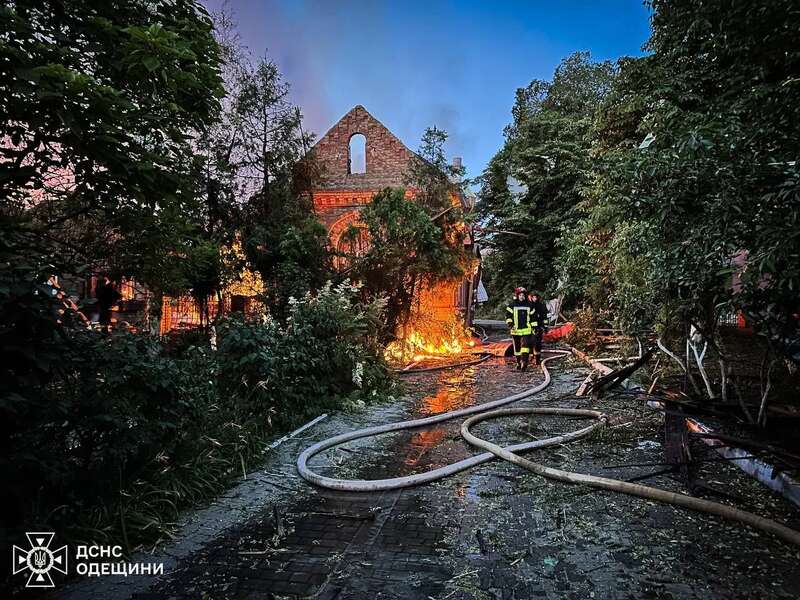 На Одещині окупанти знищили станцію екстреної меддопомоги: авто потрощені. Фото
