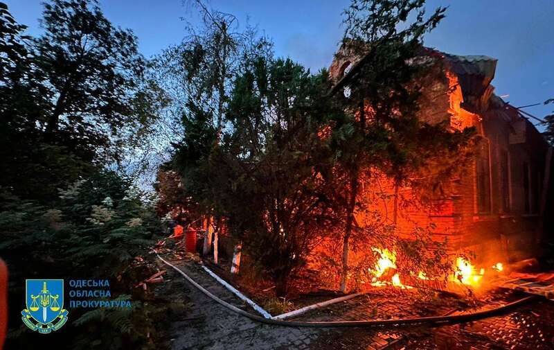 На Одещині окупанти знищили станцію екстреної меддопомоги: авто потрощені. Фото