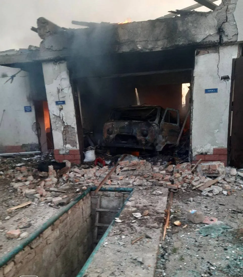 На Одещині окупанти знищили станцію екстреної меддопомоги: авто потрощені. Фото dqxikeidqxidqeant