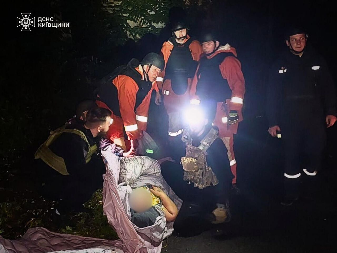 Є жертва, серед постраждалих – рятувальники: нові подробиці російської атаки на Київщину. Фото