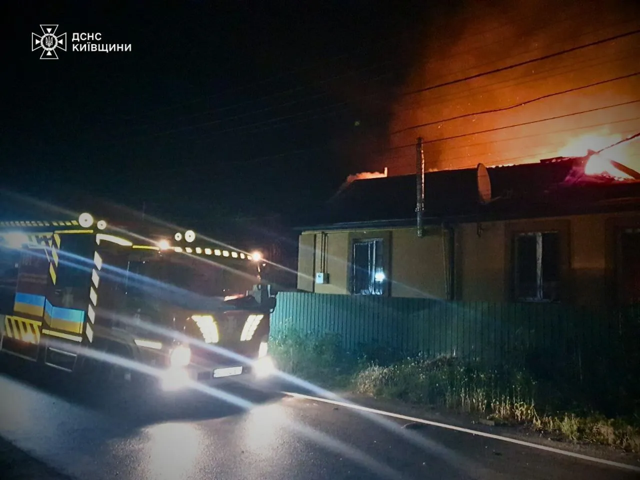 Є жертва, серед постраждалих – рятувальники: нові подробиці російської атаки на Київщину. Фото