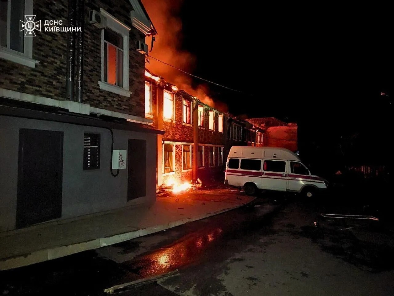 Є жертва, серед постраждалих – рятувальники: нові подробиці російської атаки на Київщину. Фото