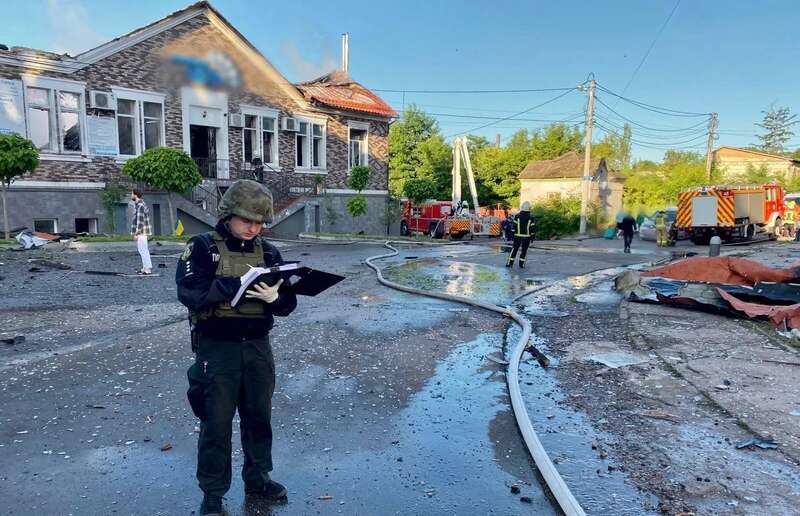 Є жертва, серед постраждалих – рятувальники: нові подробиці російської атаки на Київщину. Фото