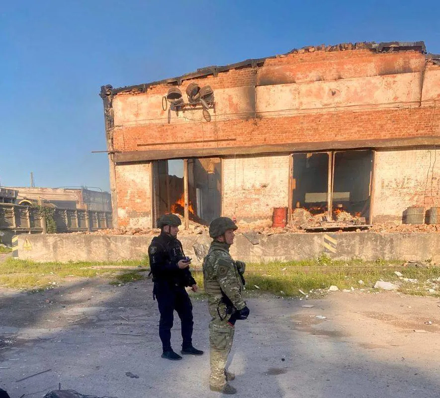 Є жертва, серед постраждалих – рятувальники: нові подробиці російської атаки на Київщину. Фото