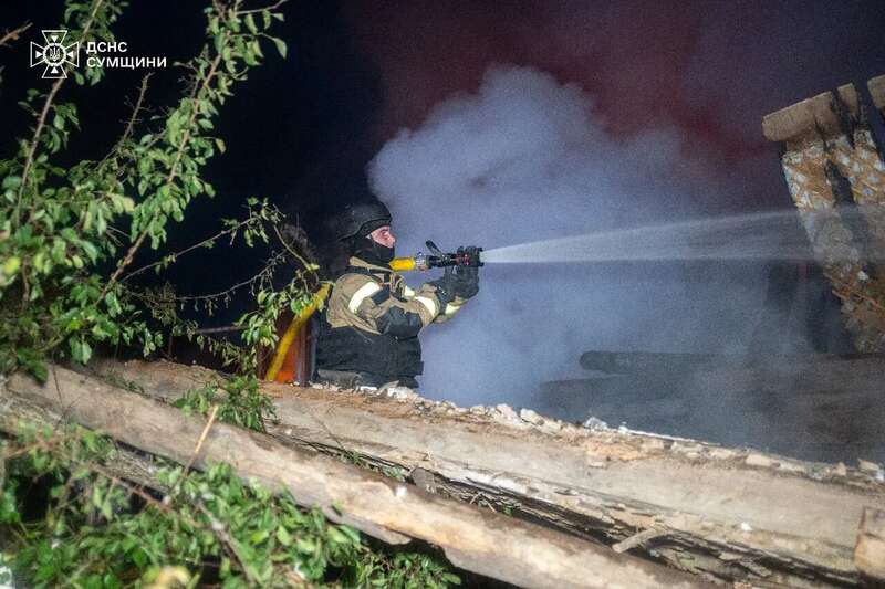 Окупанти масовано вдарили по Сумщині: зруйновані будинки, серед загиблих – дитина. Фото й відео