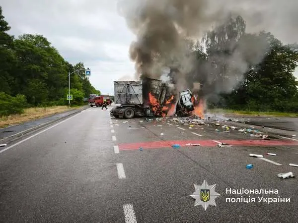На Вінниччині зіткнулися вантажівки та мікроавтобус: загинули двоє людей. Фото dqxikeidqxidtant