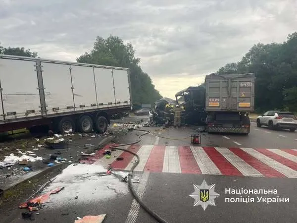 In Vinnytsia region, trucks and a minibus collided: two people died. Photo