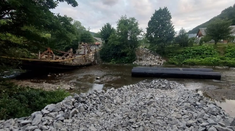 In Zakarpattia, a bridge has collapsed over the river: authorities are arranging a temporary crossing