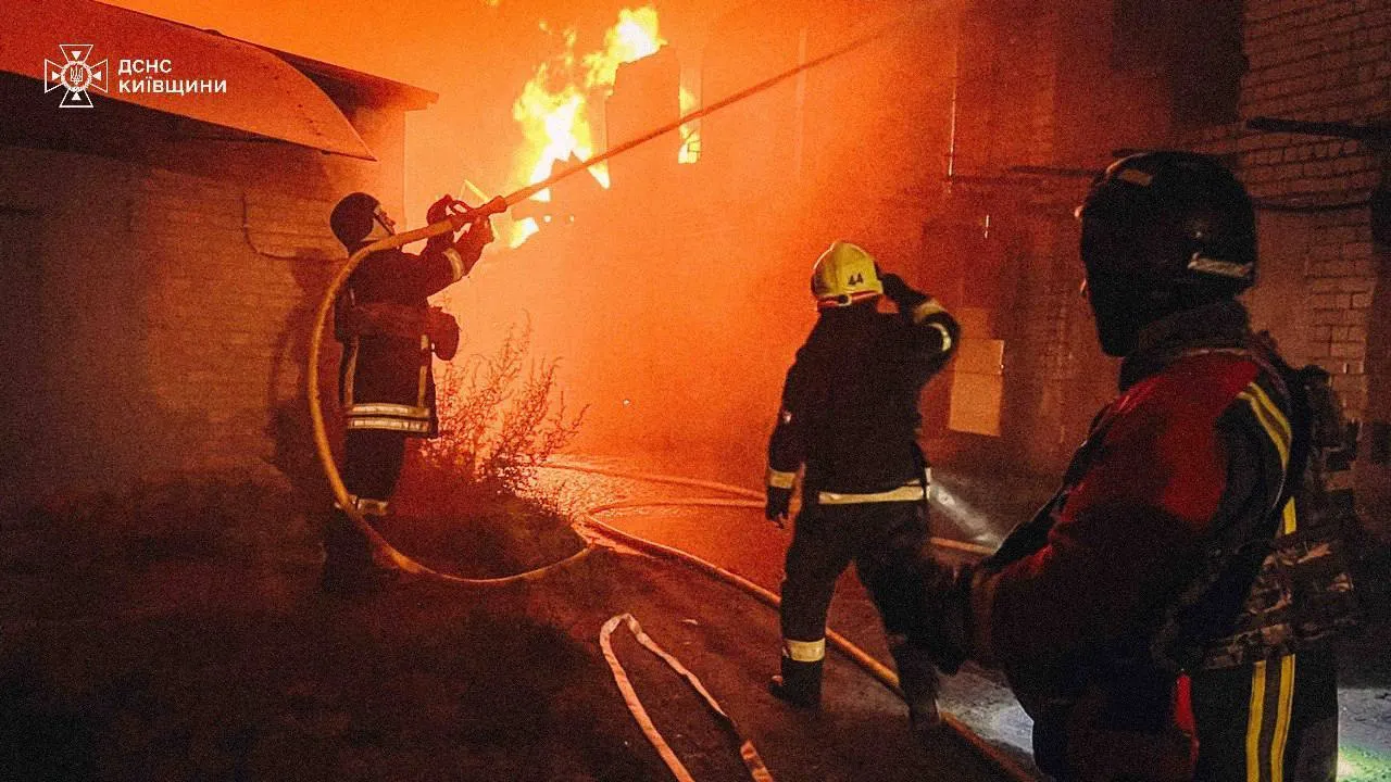 Окупанти масовано атакували Київ дронами й ракетами: виникли пожежі, кількість постраждалих зросла до 19 осіб. Фото dqxikeidqxidqrant