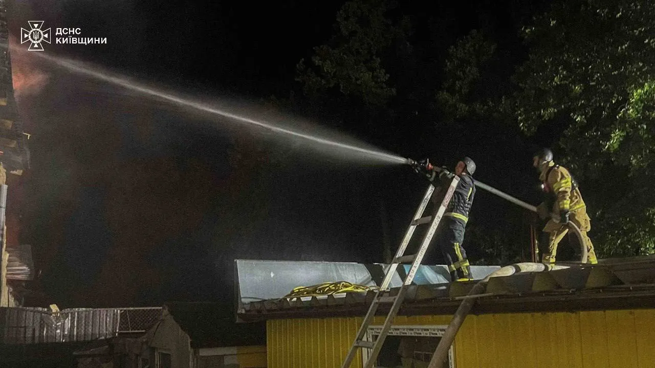 Окупанти масовано атакували Київ дронами й ракетами: виникли пожежі, кількість постраждалих зросла до 19 осіб. Фото