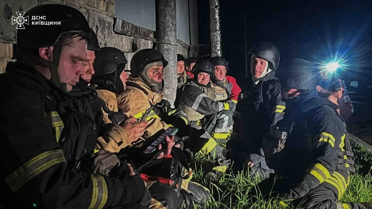 Окупанти масовано атакували Київ дронами й ракетами: виникли пожежі, кількість постраждалих зросла до 19 осіб. Фото