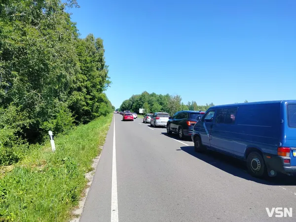 Дорогою на Світязь – кілометрові черги через перевірку документів: що там коїться