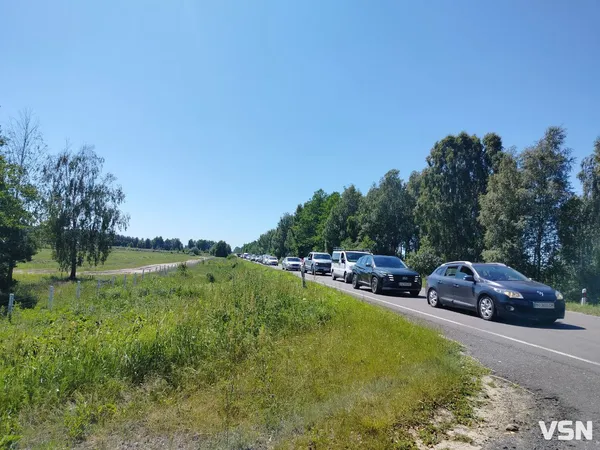 Дорогою на Світязь – кілометрові черги через перевірку документів: що там коїться