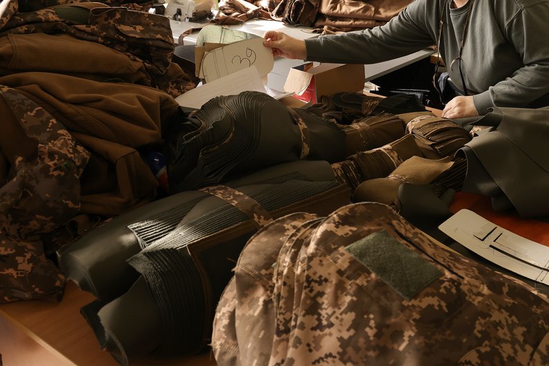 Швея на фабрике компании  dqxikeidqxidqrant