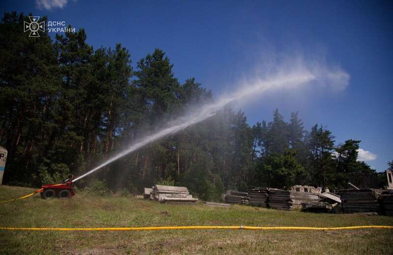 Ukrainian rescuers received the first firefighting robot of domestic production. Photos and videos