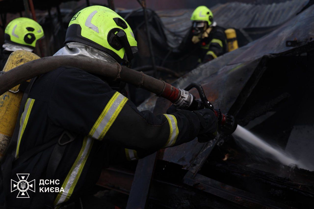 State Emergency Service extinguishes a fire in Kyiv dqxikeidqxiqdzant