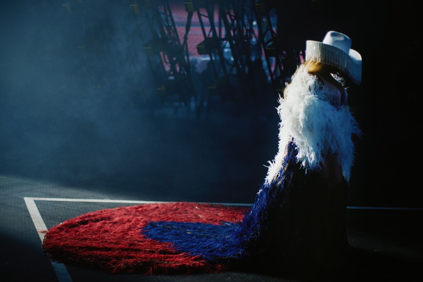 Бейонсе, которая одевалась в украинские бренды, шокировала выбором нового сценического образа в цветах РФ: Z-патриоты увидели в этом