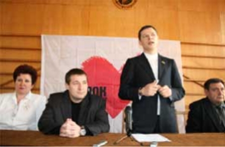 Фотография с выступления Олега Ляшко в актовом зале завода «Пожспецмаш». 2008 год. Фото: Газета «В двух словах». dqxikeidqxidqrant