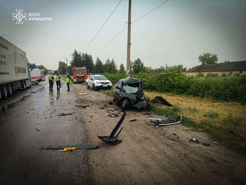На Київщині сталася потрійна ДТП за участю вантажівки: є загиблі та постраждалий. Подробиці та фото
