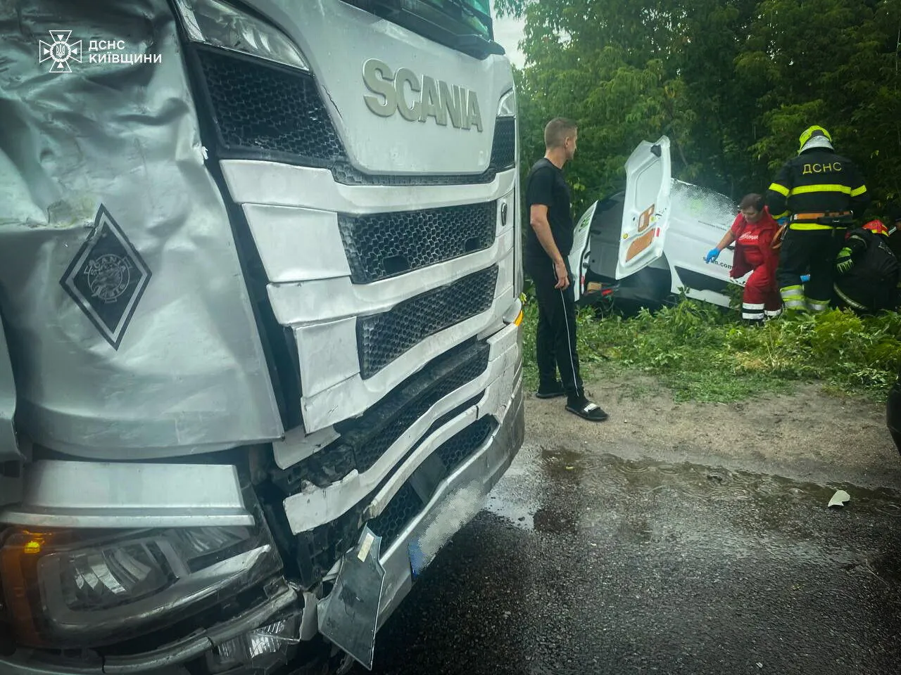 На Київщині сталася потрійна ДТП за участю вантажівки: є загиблі та постраждалий. Подробиці та фото