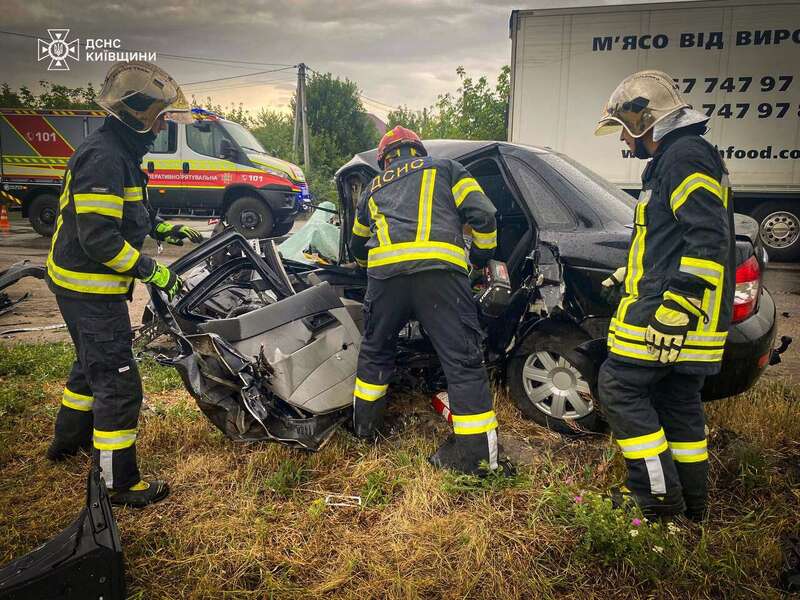 На Київщині сталася потрійна ДТП за участю вантажівки: є загиблі та постраждалий. Подробиці та фото