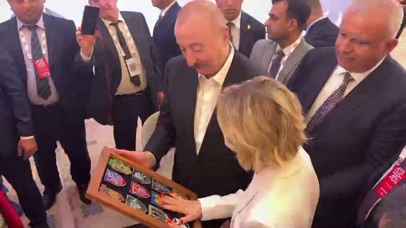 Президенту Азербайджана Алиеву подарили шевроны украинских боевых бригад: как он отреагировал. Видео dqxikeidqxidqrant
