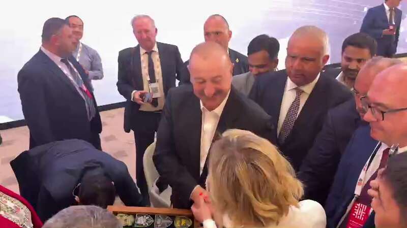 Президенту Азербайджана Алиеву подарили шевроны украинских боевых бригад: как он отреагировал. Видео