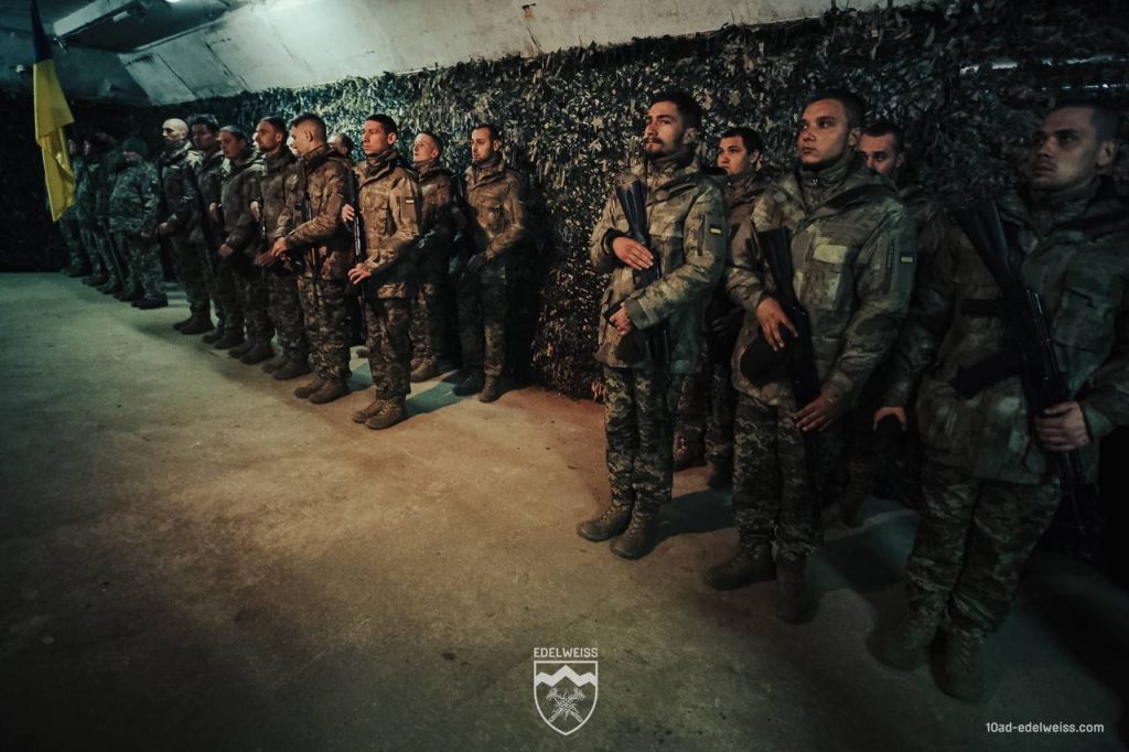 Перші добровольці за програмою «Контракт 18-24» приймають присягу в 10 ОГШБр. Фото 10 ОГШБр dqxikeidqxidqrant