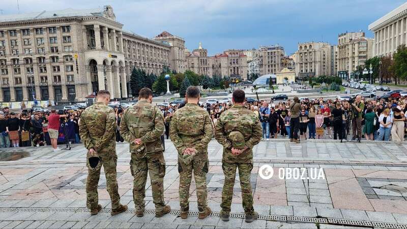 Собралось несколько сотен людей: в Киеве почтили жертв Еленовки. Фото