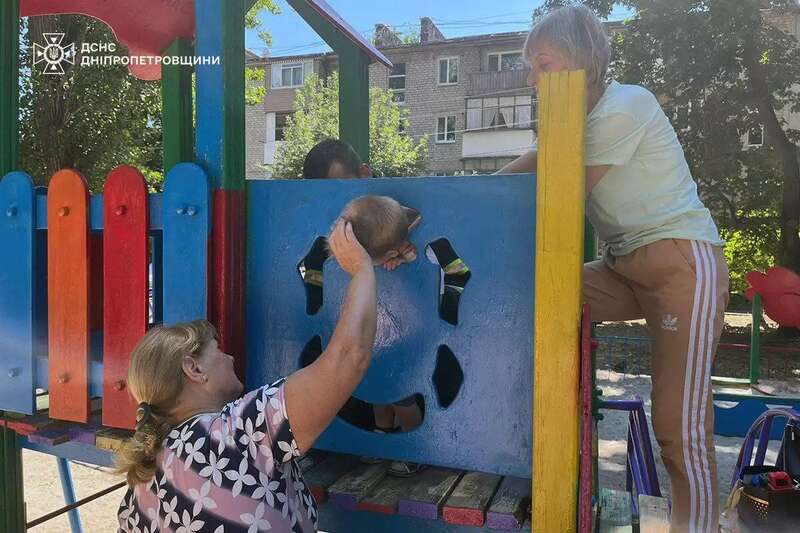 Застряг головою у дитячому майданчику: на Дніпропетровщині рятувальники надали допомогу 2-річному хлопчику. Фото dqxikeidqxidqrant